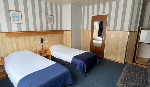 Chambre Économique Double ou avec lits jumeaux, 2 lits une place