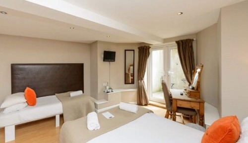 Chambre Triple, salle de bains attenante