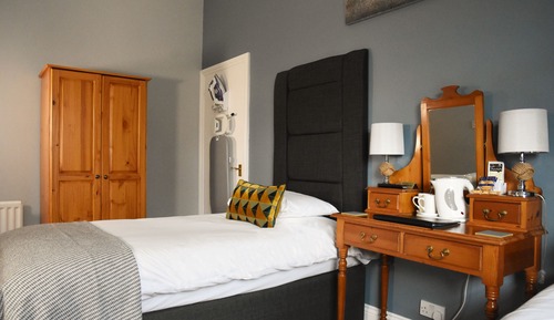 Chambre avec lits jumeaux, salle de bains attenante