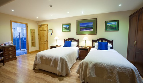 Chambre Deluxe avec lits jumeaux, salle de bains attenante, vue mer (Golf Course View - Room 4)