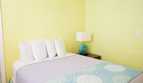 Chambre Simple, 1 grand lit, accessible aux personnes à mobilité réduite