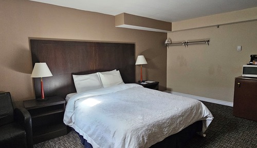 Chambre, 1 grand lit, non-fumeurs (Interior Corridor Access)