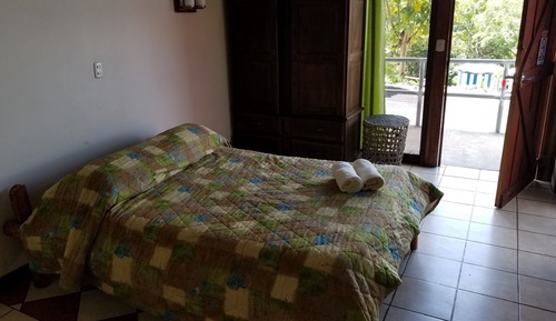 Suite Confort, 1 très grand lit, réfrigérateur, en bord de piscine