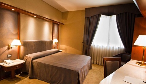 Chambre Standard Double ou avec lits jumeaux, 1 lit double