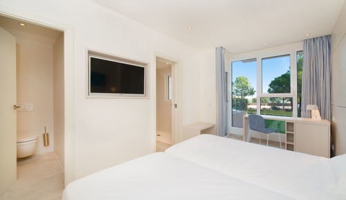Chambre Double, balcon, vue partielle sur la mer