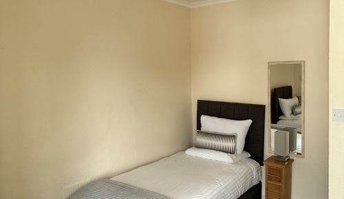 Chambre avec lits jumeaux, salle de bains attenante