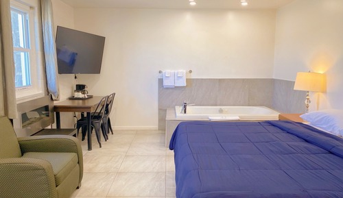 Chambre Standard, 1 très grand lit, baignoire à jets, rez-de-chaussée