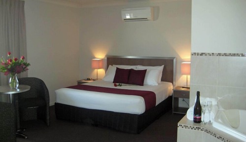 Chambre Exécutive, 1 très grand lit, baignoire à jets
