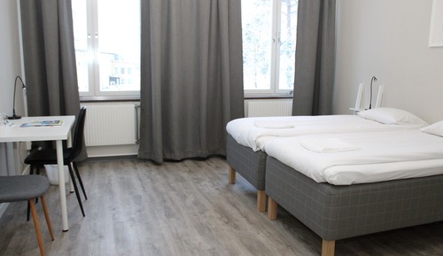 Chambre avec lits jumeaux, salle de bains commune