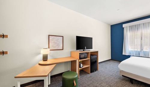 Chambre, 1 très grand lit, accessible aux personnes à mobilité réduite, baignoire