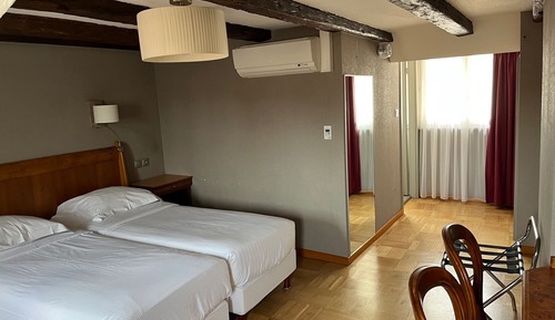 Chambre avec lits jumeaux, baignoire