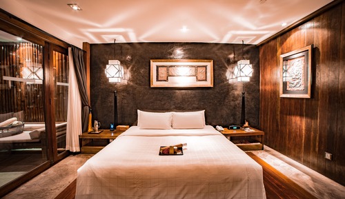 Chambre Double « Premier », 1 très grand lit, accès piscine, rez-de-chaussée