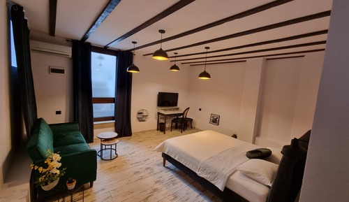 Suite Studio (Basement)