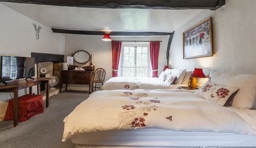 Chambre Triple, salle de bains attenante