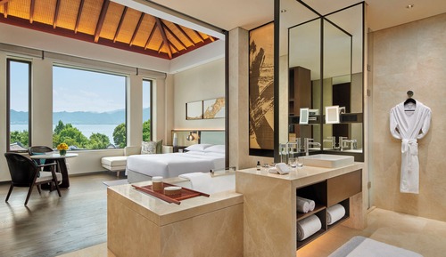 Chambre Deluxe, 1 très grand lit, vue lac