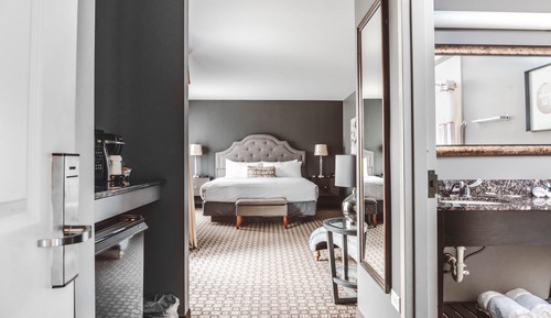 Chambre, 1 très grand lit, cheminée