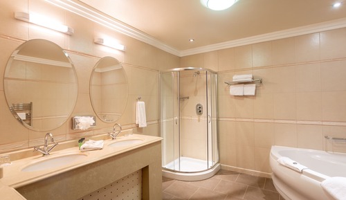 Suite Junior, 1 grand lit, non-fumeurs, salle de bains attenante