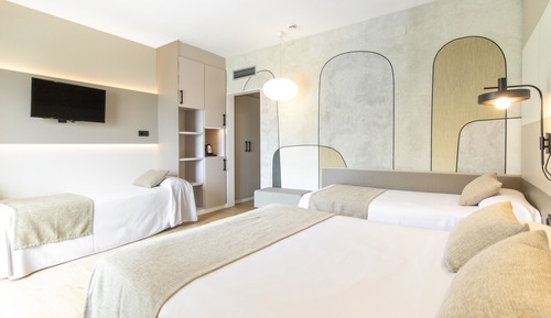 Chambre Quadruple, vue piscine (4+0)