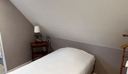 Petite chambre simple mansardée, avec baignoire