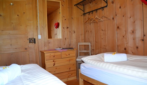 Chambre avec lits jumeaux, salle de bains commune