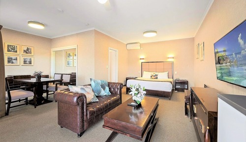 Suite Confort, 1 très grand lit, baignoire, vue colline