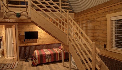 Cabane, plusieurs lits, vue colline