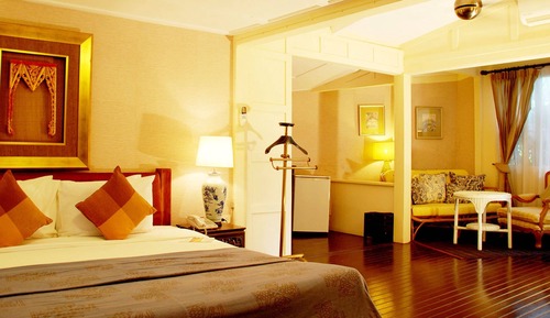 Deluxe Corner Room