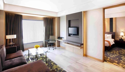 Suite, 1 très grand lit, accès au salon club