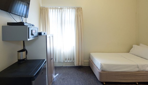 Chambre avec lits jumeaux, salle de bains commune
