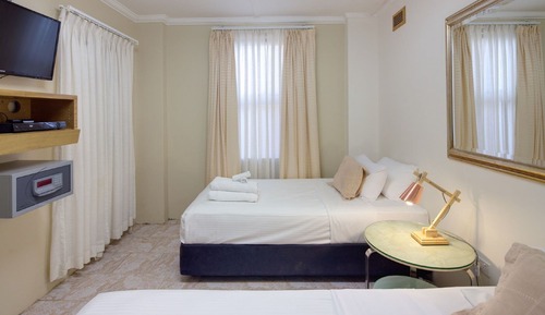 Chambre avec lits jumeaux, salle de bains commune