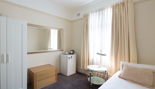 Chambre Simple, salle de bains commune