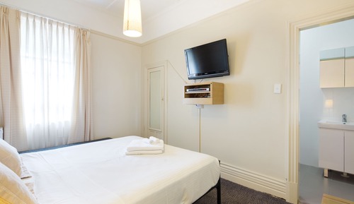 Chambre Supérieure, 1 grand lit, salle de bains attenante