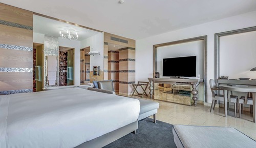 Chambre Majestueuse, 1 très grand lit (King Grand Deluxe Plus Room)