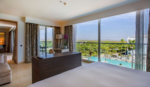 Suite, 1 très grand lit, vue piscine (Conrad Suite)