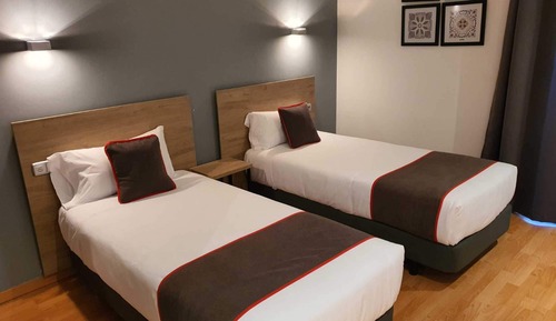 Chambre avec lits jumeaux, accessible aux personnes à mobilité réduite