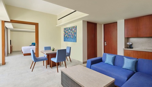 Suite, 1 très grand lit, non-fumeurs, vue piscine