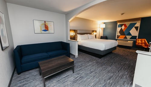 Suite, 1 très grand lit, baignoire accessible aux personnes à mobilité réduite (Communications)
