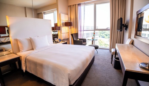 Chambre, 1 grand lit, vue piscine