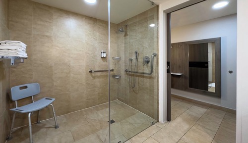 Chambre Standard, 1 très grand lit, baignoire accessible aux personnes à mobilité réduite