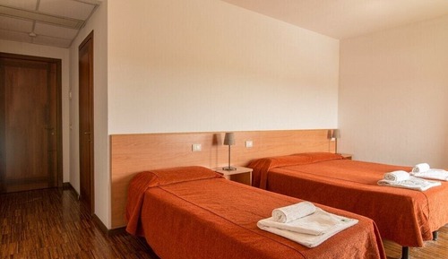 Chambre Double Confort, 2 lits une place, salle de bains privée, vue jardin
