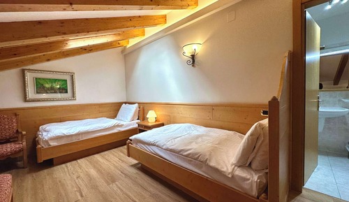Chambre Familiale, plusieurs lits, balcon, vue montagne