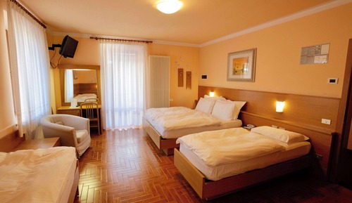 Chambre Familiale, plusieurs lits, balcon, vue montagne (Converts to 2 Twin Beds)
