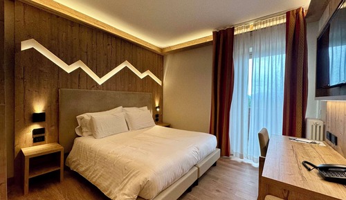 Chambre Confort, 1 grand lit, balcon, vue montagne