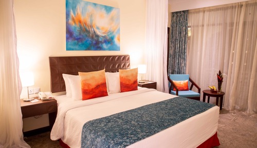 Chambre, 1 grand lit (Garden Facing)