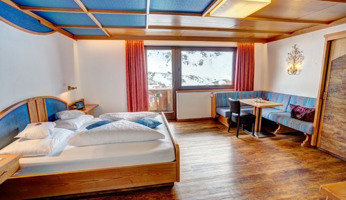 Chambre Double Confort, balcon, vue montagne (South)