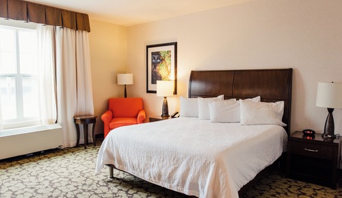 Chambre, 1 très grand lit, accessible aux personnes à mobilité réduite (Hearing & Mobility)