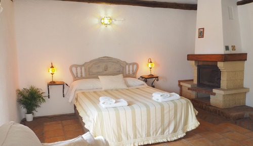 Chambre Double, cheminée, vue vallée