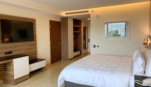Chambre Standard, 1 très grand lit, baignoire accessible aux personnes à mobilité réduite