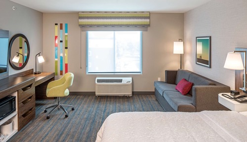 Chambre, 2 grands lits, réfrigérateur et four à micro-ondes