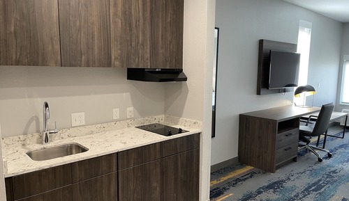 Chambre « Premier », 1 très grand lit, non-fumeurs (Mobility,Hearing,Roll-In Shower)
